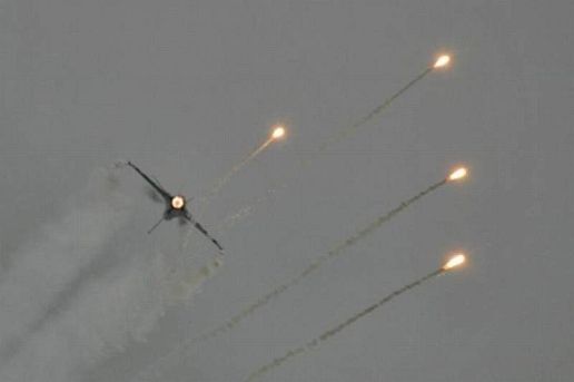 F-16 fighter plane ejecting flares