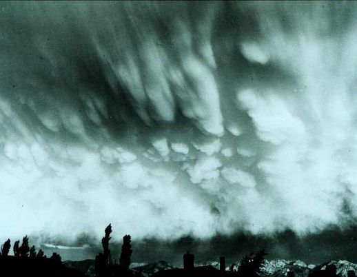 dramatic mammatus cloud